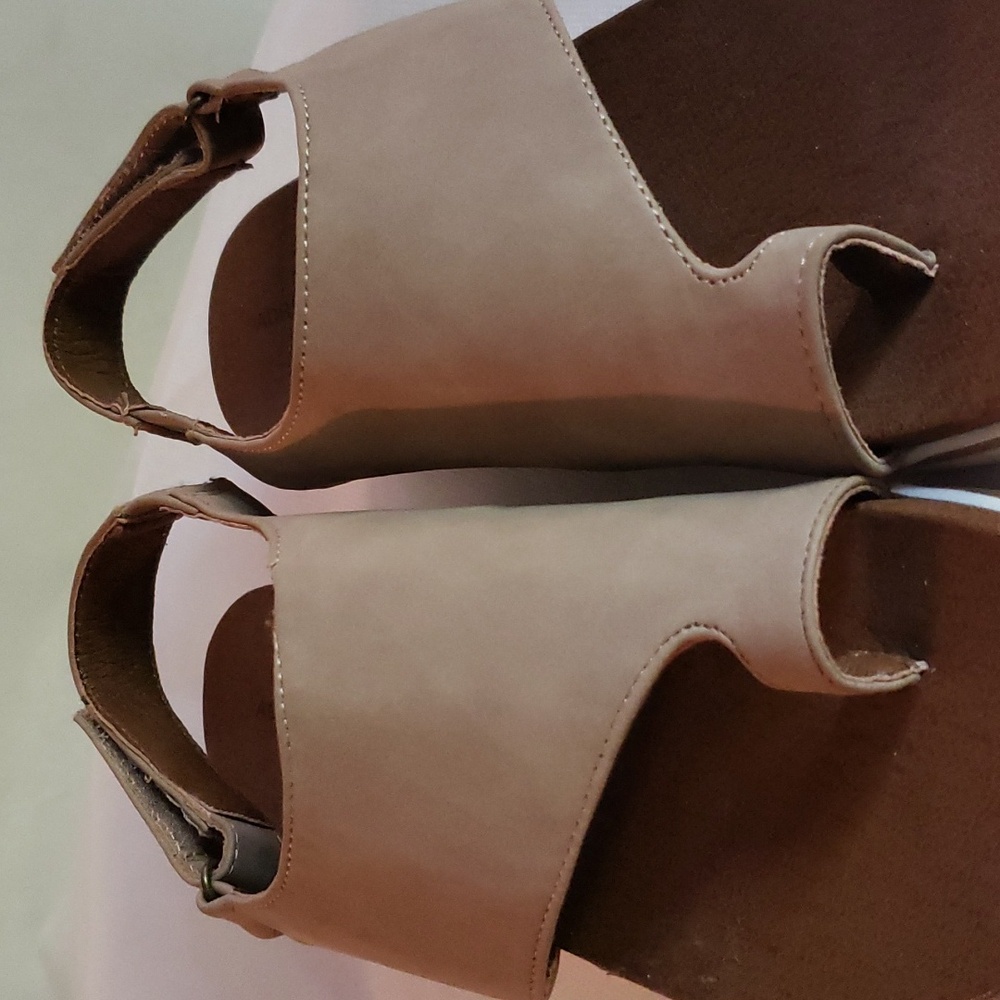 Adrienne Vittadini Sport Beige Summer Sandals 7.5 - Picture 5 of 15